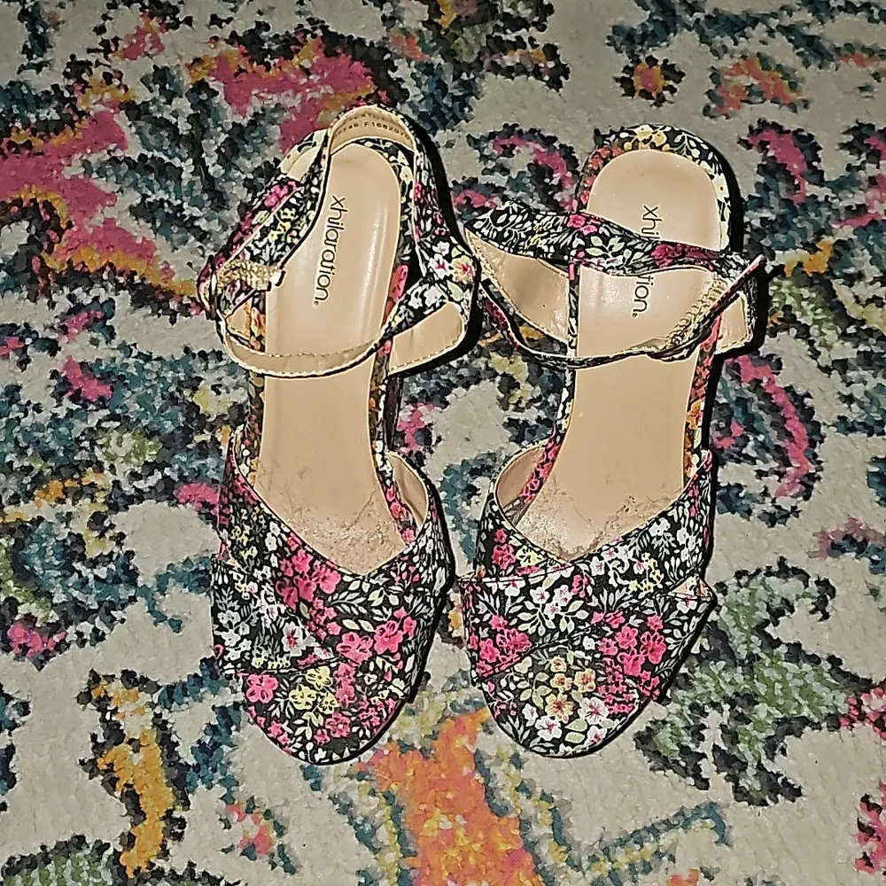 Flower Pattern Wedge! 🌼 - Picture 3 of 4